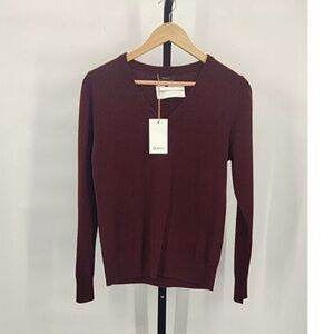 NWT Quince Burgandy V-neck Cashmere sweater, size Medium